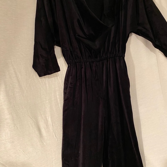Ladies black velvet jumpsuit 3/4 sleeves size 3/4 - Picture 2 of 8